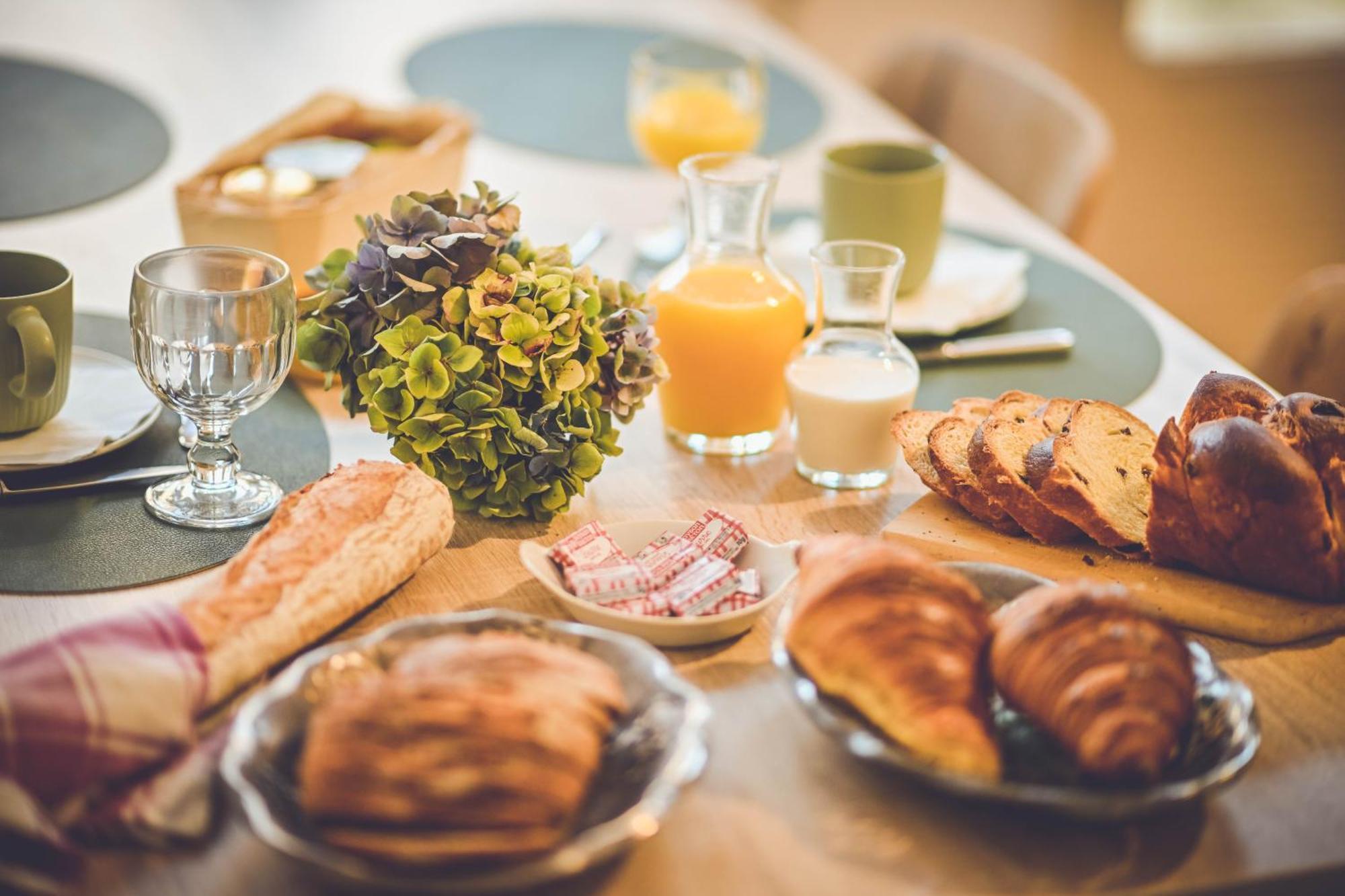 Les Remparts Bed & Breakfast Chateauneuf-du-Faou Luaran gambar